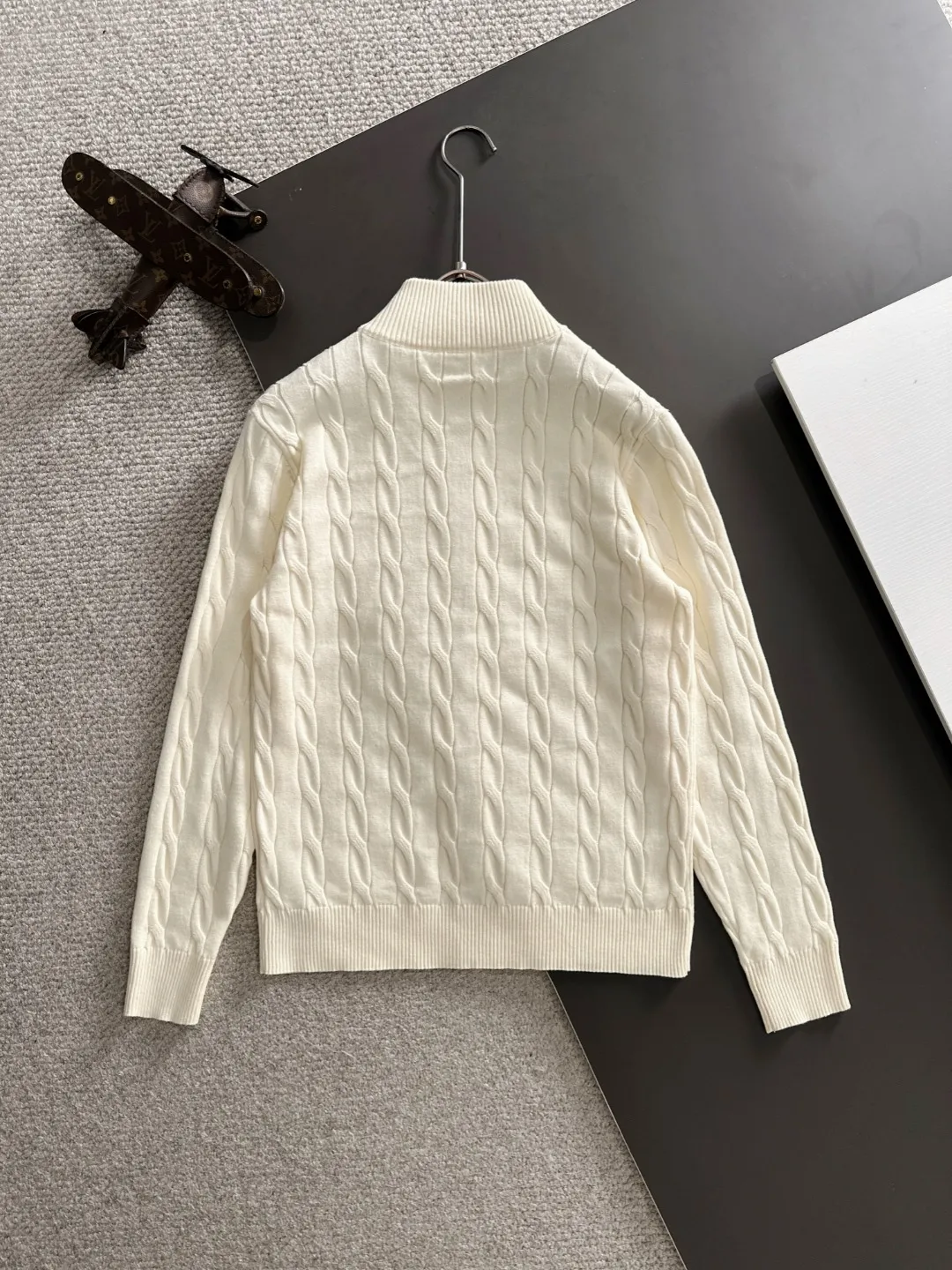 Next day shipping P460 Big Goose 2025 official website latest winter sweater, popular items are on sale at the counter simultaneously! Specially made of wool blended fabric. It feels comfortable and can be directly in contact with the skin. The logo badge is exquisitely embroidered, which is extremely eye-catching! The details highlight the fashionable charm of big brands. Exquisite workmanship. Three-dimensional cutting style. The wearing effect is invincible and handsome! All three standards are complete! Size: M-3XL